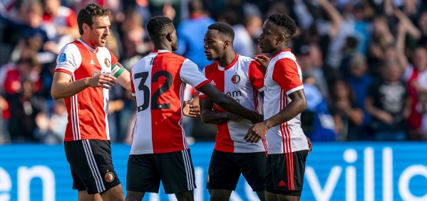 Foto: ? Zangeres introduceert nieuw Feyenoord-lied tijdens nieuwjaarsreceptie