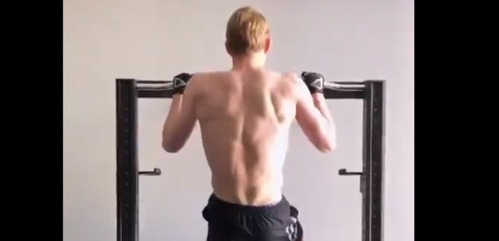 Foto: ? De Ligt zit niet stil en showt zijn imposante muscles: ‘Wat een beest’