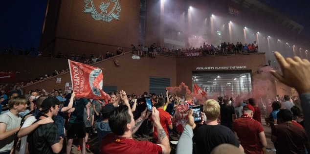 Foto: ? Liverpool krijgt titel uitgereikt, fans in grote getale buiten stadion