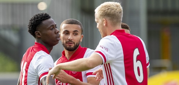 Foto: Ajax-fans zijn peperduur duo spuugzat: ‘Haal ze eruit!’