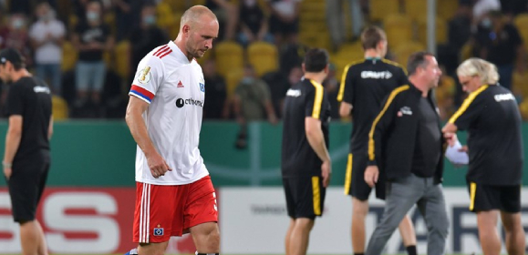 Foto: BEELD: HSV-verdediger valt fan aan op tribune