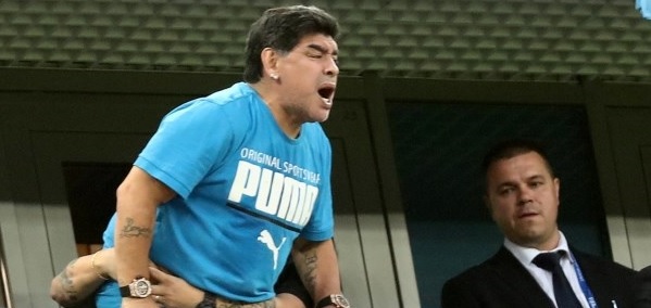 Foto: Maradona nog niet helemaal de oude: ‘Daarvoor is behandeling nodig’