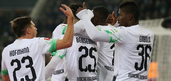 Foto: Prachtig: Gladbach-selectie kijkt naar laatste seconden concurrent op iPad (?)