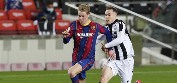 Foto: Barcelona-supporters wijzen naar De Jong én Ajax