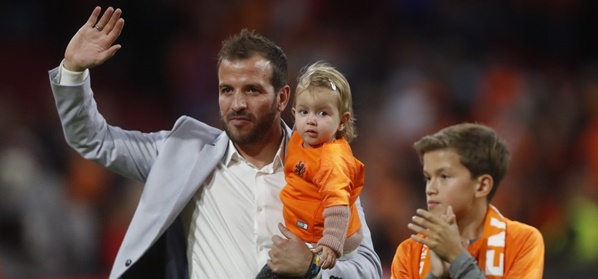 Foto: Van der Vaart hekelt Lang-wissel én BeNeLiga: “Niet vrolijk van”