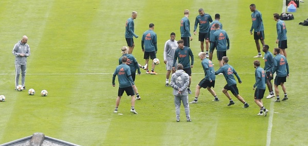 Foto: ‘Altijd dezelfde speler die de spullen opruimt na training Ajax’