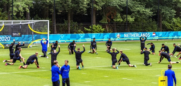 Foto: Weer vliegtuigje boven Oranje-training, nu hele andere boodschap (?)