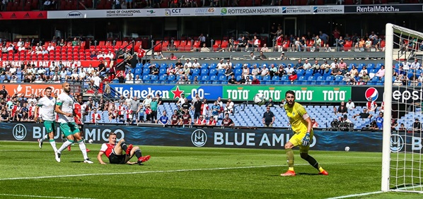 Foto: VIDEO: Feyenoord-fan trekt shirt uit handen kindje