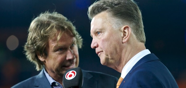 Foto: Ook Van Gaal wijst Hélène en Veronica Inside de deur