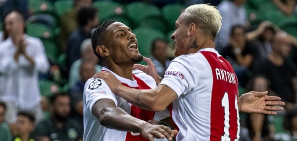 Foto: Antony looft ‘goede vent’ bij Ajax: “Gaat prima tussen ons”