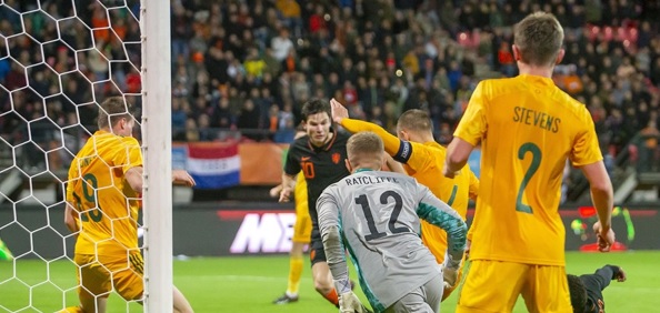 Foto: Bizarre eigen goal brengt Jong Oranje op 5-0 (?)