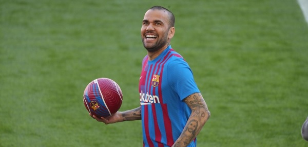 Foto: Rentree 38-jarige Dani Alves bij Barça tijdens Maradona Cup