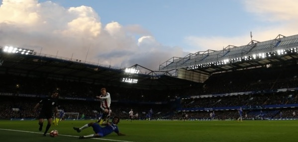 Foto: Nederlander maakt historisch doelpunt op Stamford Bridge