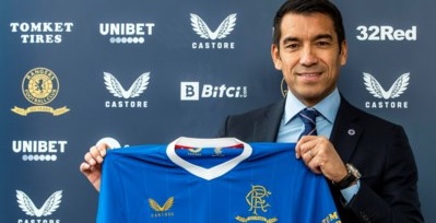 Foto: Enorme vernedering voor Van Bronckhorst tijdens Old Firm (?)