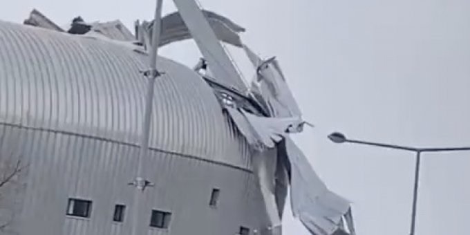 Foto: Schokkende beelden: stadion ADO waait uit elkaar