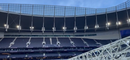 Foto: Bizar beeld: gloednieuw stadion Spurs ‘danst met de wind’