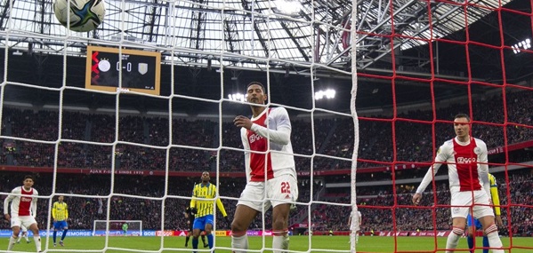 Foto: Ajax ontsnapt met penalty in blessuretijd aan blamage