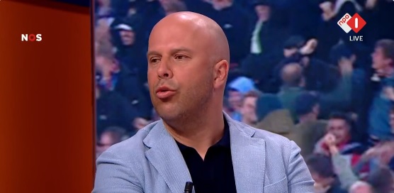 Foto: Slot krijgt advies in Studio Voetbal: passeer middenvelder