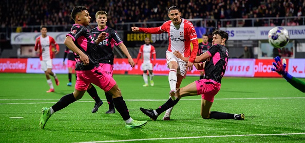 Foto: Emmen vernedert Volendam en grijpt dubbelslag