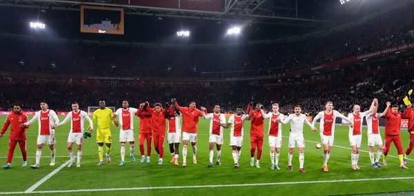 Foto: ‘Ajax-fans eisen: schop Ajacied eruit’