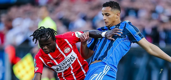 Foto: Van Hooijdonk kraakt keuzes van ‘angstig hert’ Ten Hag