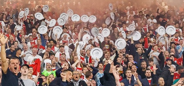 Foto: PSV en Feyenoord feliciteren Ajax met titel: “Bloemen worden bezorgd”