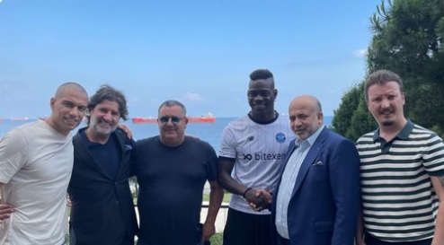 Foto: Balotelli neemt op emotionele wijze afscheid van Raiola: “Als een tweede vader”