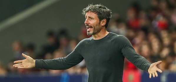 Foto: ”Assistent Van Bommel’ wekt verbazing bij PSV’