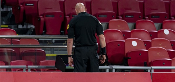 Foto: Eredivisie-scheidsrechter bergt fluit noodgedwongen op