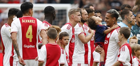 Foto: Ajax-fans sneren massaal naar PSV na loting