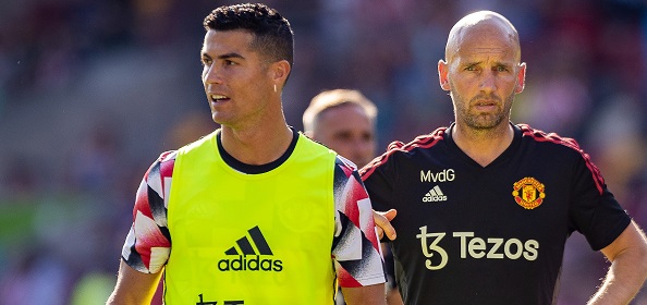 Foto: Ten Hag reageert en zet Ronaldo op de bank