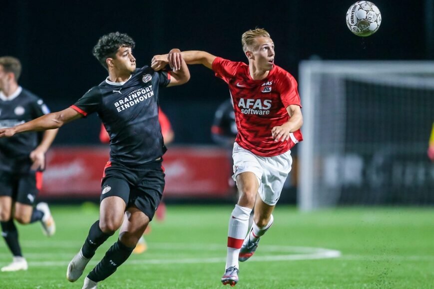 Ismael Saibari (Jong PSV) en Joey Jacobs (Jong AZ)