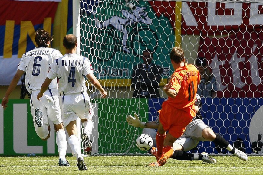 Arjen Robben scoort tegen Servië & Montenegro (WK 2006)