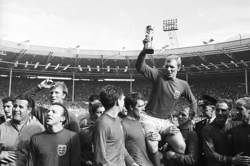 Bobby Moore viert de WK-winst van Engeland in 1966