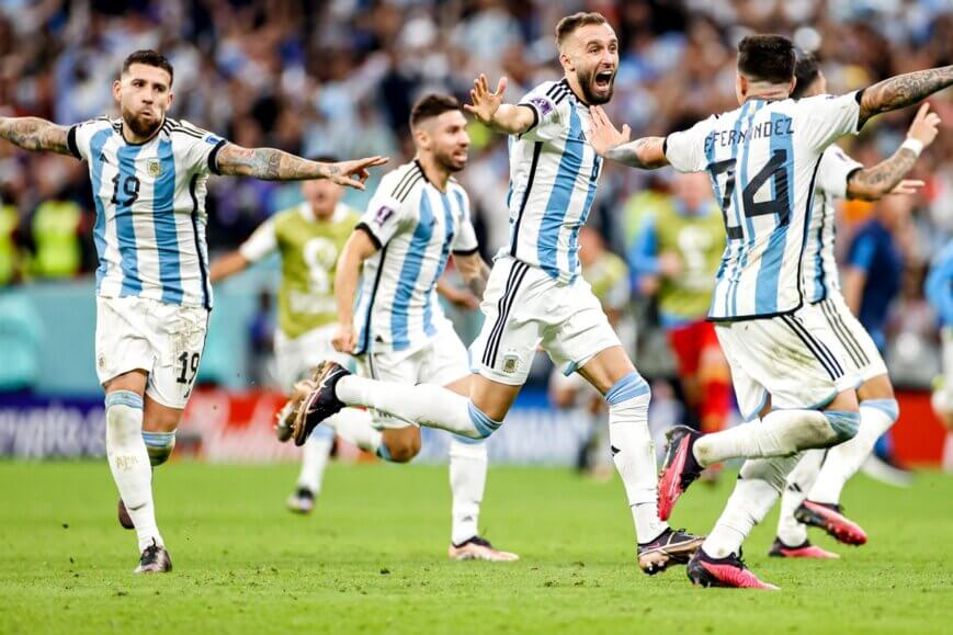 Foto: Otamendi legt gebaar uit: specifiek naar één Oranje-speler