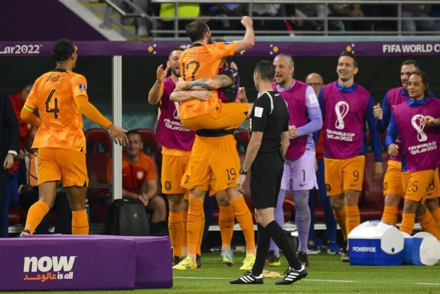 Foto: Denderende Dumfries schiet Oranje ronde verder