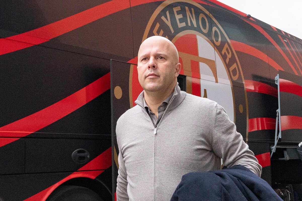  Arne Slot, the manager of Feyenoord, is standing in front of the team bus.