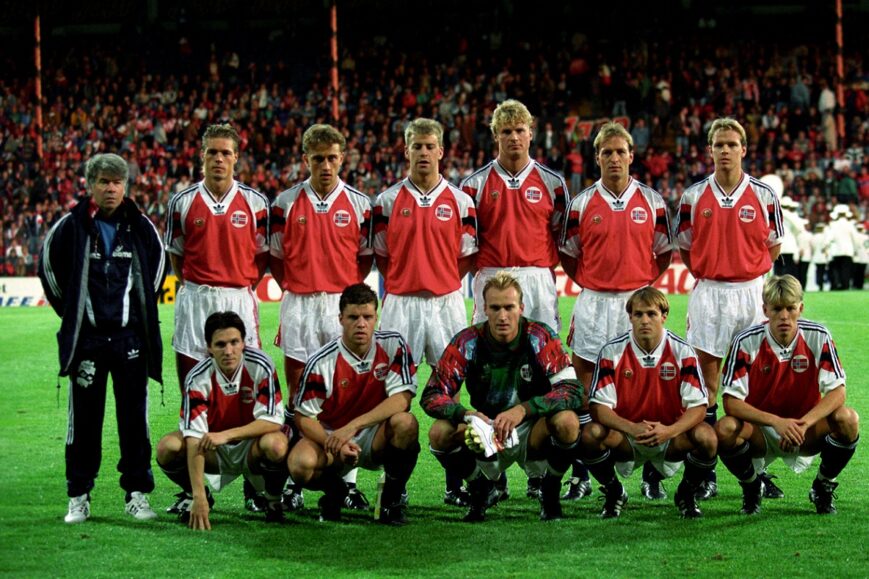 Egil Olsen op teamfoto Noorwegen