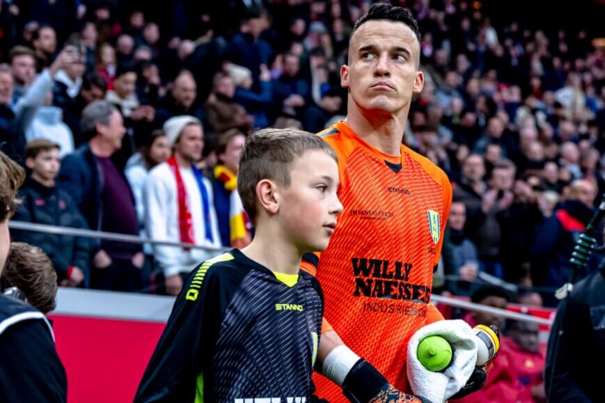 Foto: RKC-doelman nagelt ‘Ajacieden’ aan schandpaal: “Triest volk”