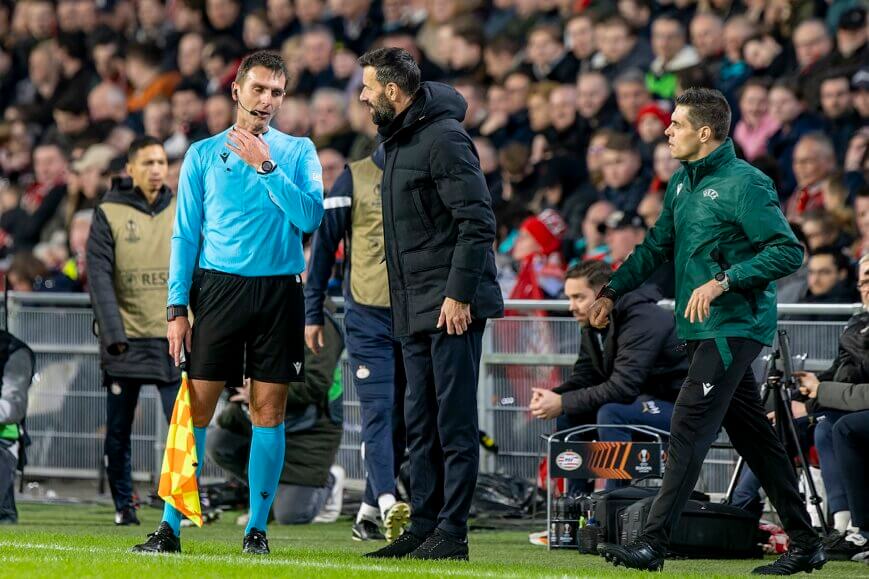 Foto: Van Nistelrooy boos op PSV-fan: “Ondenkbaar”