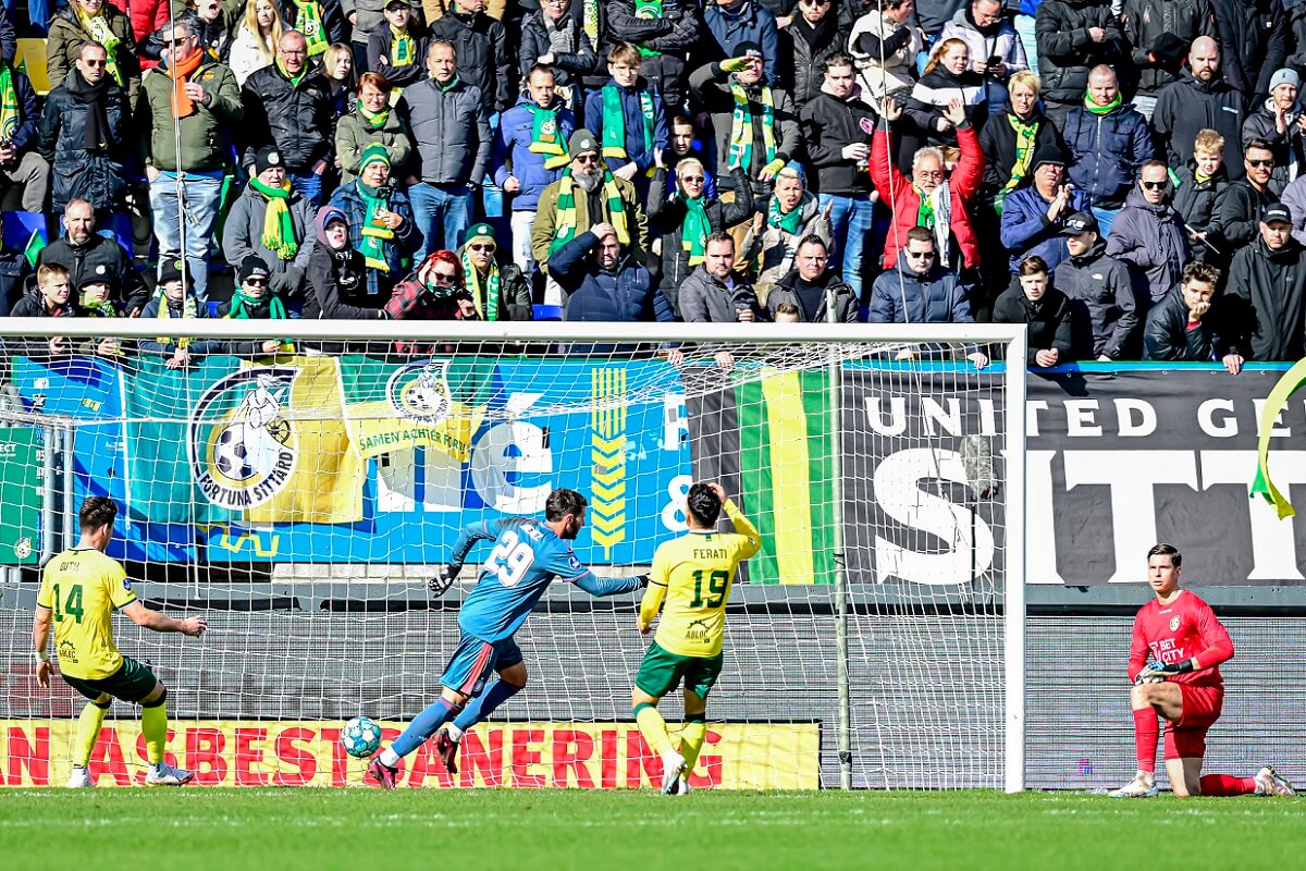 Oficial: Loreintz Rosier (Estoril) é reforço do Fortuna Sittard