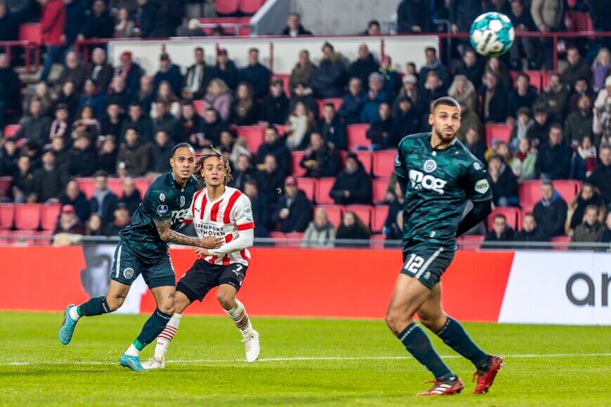 Foto: PSV speelt na beauty Simons met Groningen