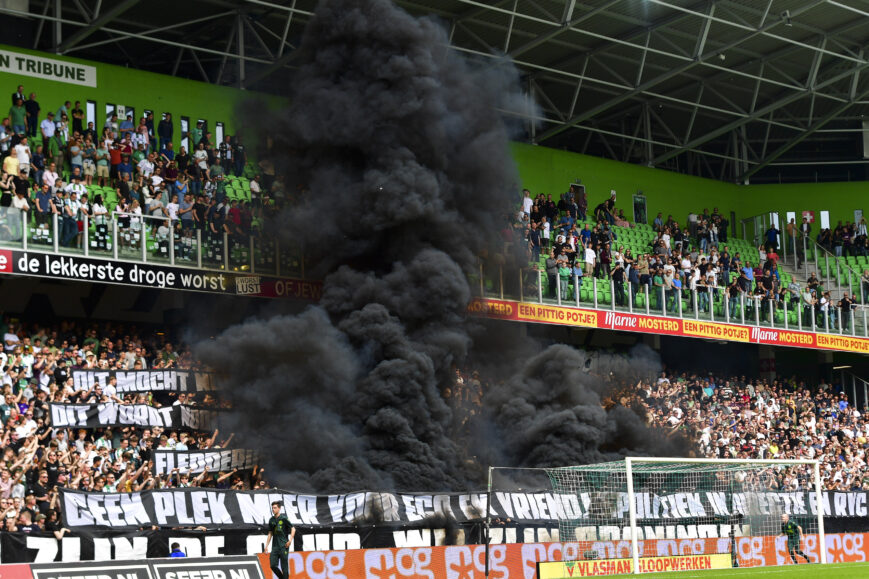 Foto: Groningen-Ajax gestaakt! Zwarte rookbommen op veld