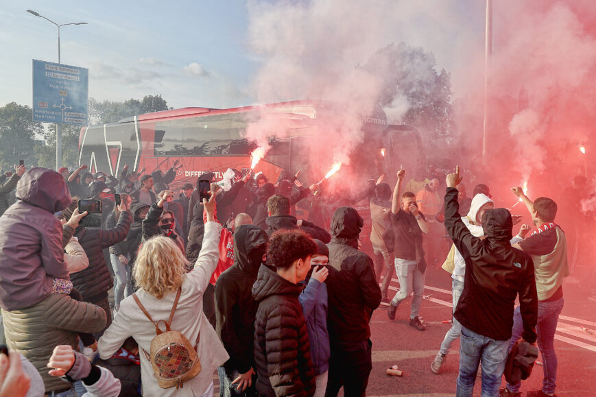 Foto: Supporters geven AZ warm welkom