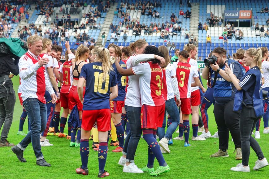 Foto: Zij wél: Ajax-vrouwen landskampioen