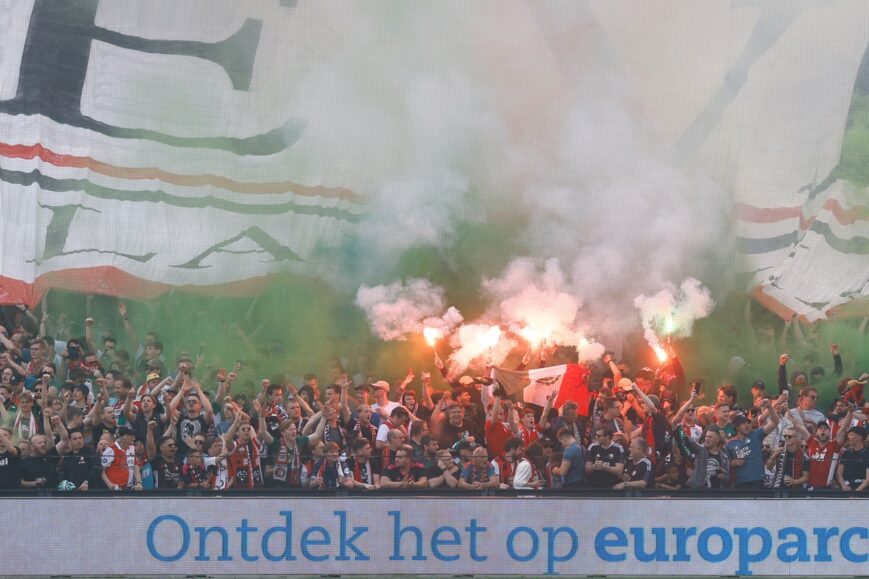 Foto: Fraaie beelden uit Rotterdam: Feyenoord-fans zwaaien helden uit voor Klassieker