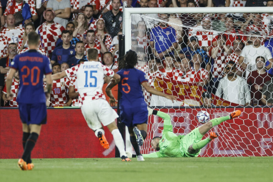 Foto: Oranje-fans hekelen ‘onbegrijpelijke’ keuze Koeman