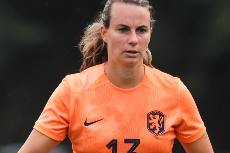 Foto: De ‘moeder’ van Oranje Leeuwinnen belangrijk op achtergrond: “We zijn nu hechter”