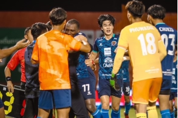 Foto: Afgeschreven in Nederland, held in Thailand: Moussa Sanoh scoort bij debuut