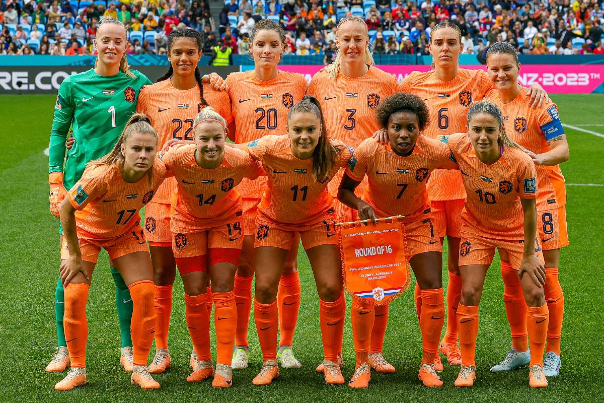 Dit zijn de opstellingen van de Oranje Leeuwinnen en Spanje voor de WK-kwartfinale